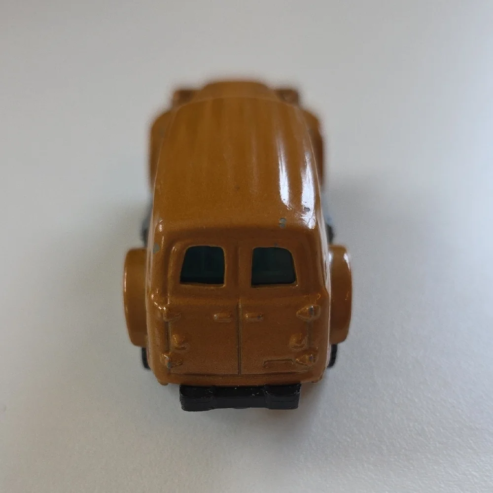 Matchbox Jungle Tours Jungle Crawler Customized Dodge CarryAll 1/64 scale